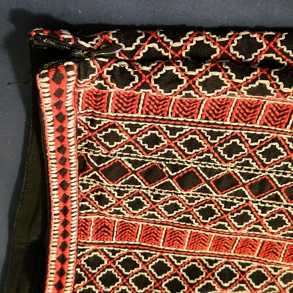 FOREVER 21 Embroidered & Beaded Shorts. Fully lined. 2" inseam Size L - Picture 4 of 7